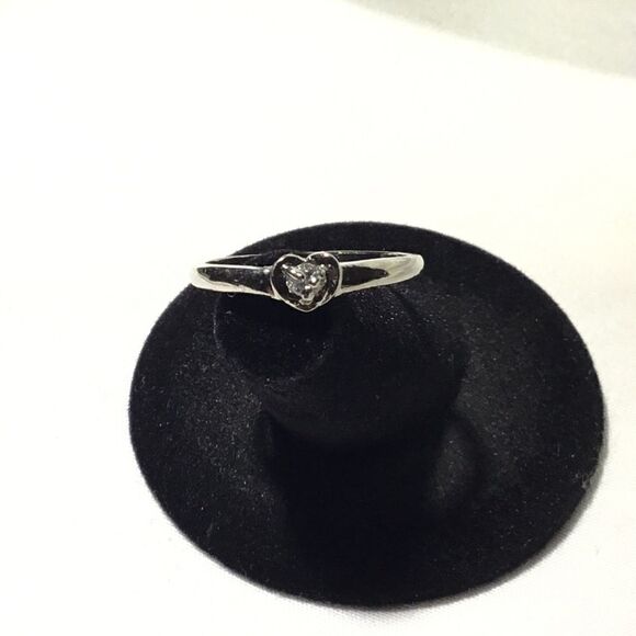 Simple Heart Setting Fashion Ring (G2) - Picture 1 of 10